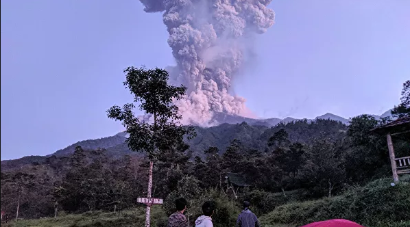 Индонезиядаги даҳшатли вулқон отилишида 13 киши ҳалок бўлди
