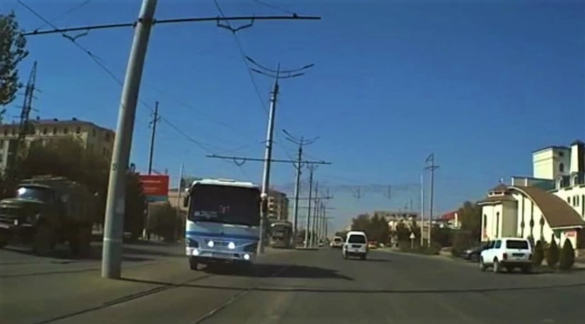Samarqandda avtobus tramvay yo‘lini kesib o‘tib, qarama-qarshi yo‘nalishga chiqib harakatlandi (video)